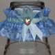 Modrý čipkovaný svadobný podväzok so skleneným srdiečkom
