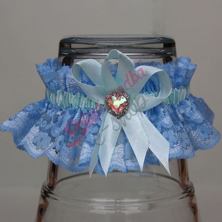 Modrý čipkovaný svadobný podväzok so skleneným srdiečkom
