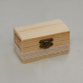 Drevená krabička na obrúčky s čipkou