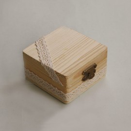 Drevená štvorcová truhlička s čipkou
