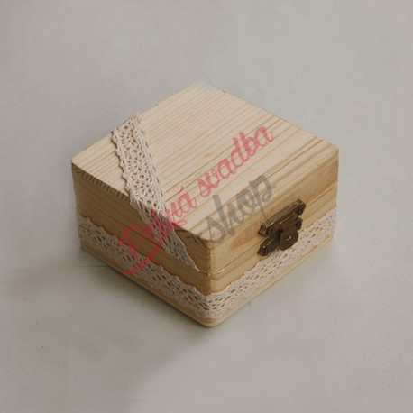 Drevená štvorcová truhlička s čipkou