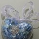Modrý čipkovaný podväzok s perleťovým kvietkom v darčekovom balení